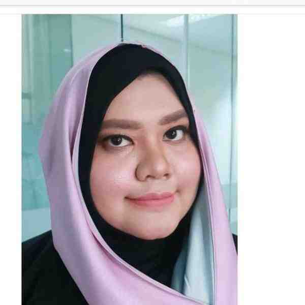 Photo of Nur Yanayirah (Indonesian woman wearing a pink hijab)